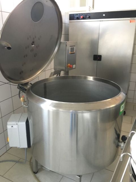300-Liter-Käsekessel in der Hofkäserei