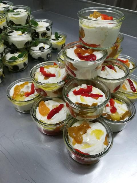 Lebna mit Antipasti im Glas